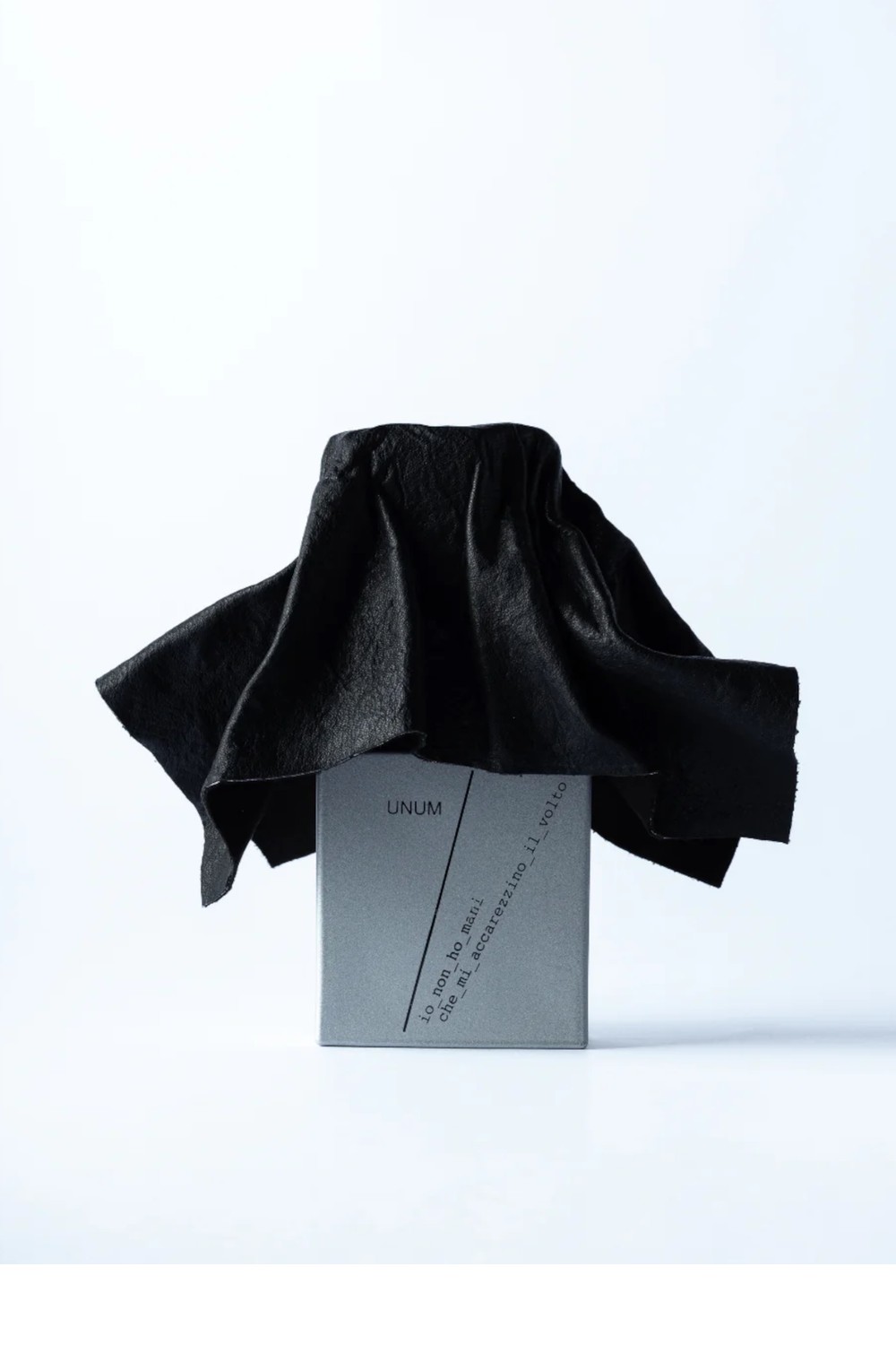 Filippo Sorcinelli Io Non Ho Mani che mi accarezzino il volto extrait de parfum bottle, UNUM collection